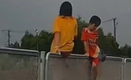 Thót tim cảnh hai trẻ nhỏ vô tư leo trèo trên dải phân cách cao tốc