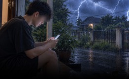 Cầm điện thoại ngồi trước hiên nhà, thanh niên 21 tuổi bị sét đánh tử vong