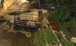 Người đàn ông đổ cả xe ba gác rác xuống kênh ở TP.HCM gây bức xúc
