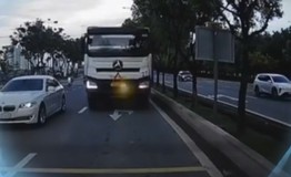 Xe tải 'độ' đèn, bóp còi inh ỏi giữa trung tâm TP.HCM