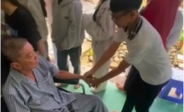 Học trò cũ tìm đến thăm thầy giáo đột quỵ sau hàng chục năm xa cách