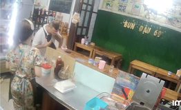 Du khách Nga xúc động khi nhận quà từ chủ quán người Việt lúc nửa đêm