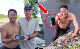 Du khách nước ngoài xúc động nhận lại điện thoại rơi xuống hồ khi tham quan Huế