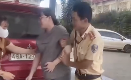 CSGT mở đường khẩn cấp, cứu thai phụ vỡ ối và người bị rắn độc cắn