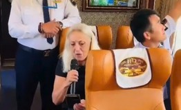 Nữ du khách Italy hát 'Còn gì đẹp hơn' trên tàu hỏa khiến dân mạng thích thú