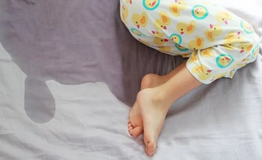 Bé trai tè dầm cả ngày lẫn đêm, bác sĩ phát hiện thói quen bất ngờ