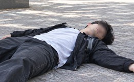 Nam sinh 22 tuổi ngất giữa sân trường, bật khóc khi biết mắc ung thư