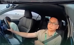 Cô gái buông vô-lăng, cúi xuống chỉnh dép khi ôtô đang chạy khiến thầy dạy lái hú hồn