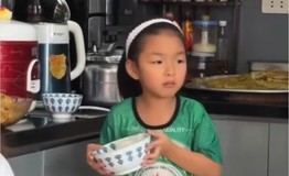 Mẹ dặn 'kệ bố', bé gái 6 tuổi đã có hành động khiến dân mạng chú ý