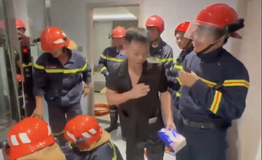 Phá cửa thang máy, giải cứu người đàn ông nước ngoài mắc kẹt ở TPHCM