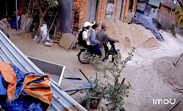 Xót xa lời chào buổi sáng của hai đứa trẻ với bố trước khi đi học