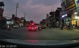 Màn rượt đuổi giữa ô tô và xe máy khiến dân mạng tranh luận