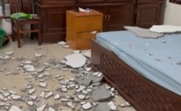 Đang ngủ, vợ chồng Hải Phòng hoảng hốt khi trần nhà bất ngờ đổ sập