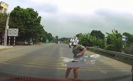 Lao qua đường không quan sát, người phụ nữ bị ô tô tông văng