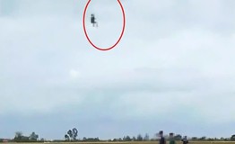 Thót tim cảnh người đàn ông đu dây diều, treo lơ lửng giữa không trung