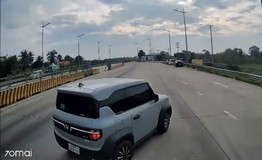 Tạt đầu xe khác ngay sau trạm thu phí, ô tô con suýt gây họa