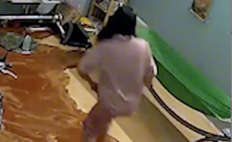 Mưa lớn, bùn đất đỏ tràn vào nhà như lũ, hộ dân TPHCM tháo chạy