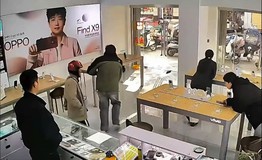 Cậu bé nổi giận, thẳng tay đập nát điện thoại vì không được mua máy mới