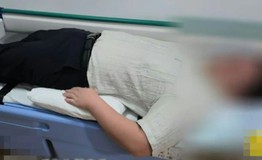 Bất ngờ liệt 2 chân sau 1 đêm kê gối ngủ