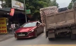 Xử phạt tài xế lái xe tải không biển số, chở gạch nghiêng ngả trên đường