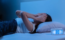 Mệt mỏi cả ngày tối về trằn trọc không ngủ được hãy thử ngay mẹo này