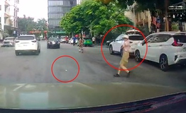 Người phụ nữ lao thẳng vào đầu ô tô chỉ để nhặt quả xoài rụng