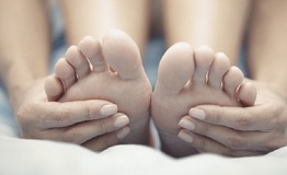 Chân tay lạnh vào mùa hè hãy thử ngay mẹo nhỏ này