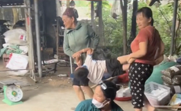 Hài hước cảnh 'khối nghỉ hè' gào khóc, bám trụ nhà ngoại: Mẹ và bà phải khiêng lên ô tô mới chịu về