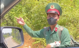 Chú bộ đội đi bộ 4km về nhà, bác tài chở về tận nơi không lấy tiền