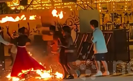 Nữ vũ công bất ngờ gặp sự cố với màn múa lửa khiến khán giả hoảng hốt