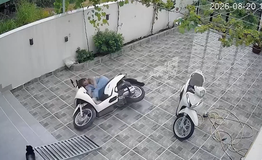 Người phụ nữ ngã sõng soài với pha lùi xe máy 'đi vào lòng đất' 