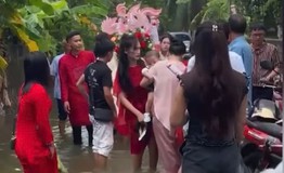 Nhà trai lội nước gần 100 mét, mang sính lễ đến nhà cô dâu giữa mưa lũ