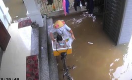 Bé gái 5 tuổi gặp ‘cú sốc mùa lụt’, khoảnh khắc khiến dân mạng bật cười