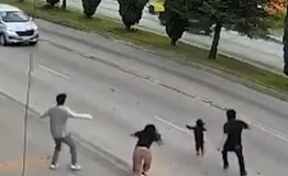 Thót tim cảnh người đàn ông lao ra cứu bé gái ngay trước đầu ô tô