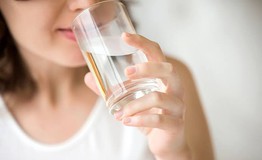 Uống một ly nước ấm mỗi sáng, người phụ nữ nhận được bất ngờ khi đi khám