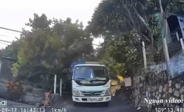Tài xế lùi xe 'cực nét', né cú đâm trực diện của xe tải trên dốc hẹp