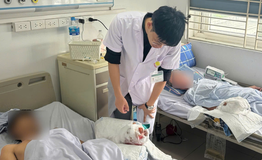 Nam shipper bị thang máy nghiền nát bàn tay, 7 giờ phẫu thật bảo tồn ngón tay