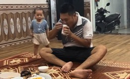 Thấy bố nằm dài dưới sàn, cậu bé có hành động khiến ai cũng bất ngờ