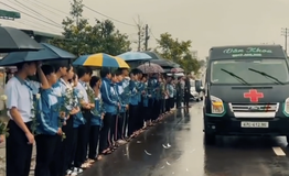 Xúc động hàng trăm học sinh xếp hàng, cầm hoa trắng tiễn cô giáo trong màn mưa