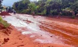 Bùn cát đỏ đặc quánh phủ đường, ô tô mắc kẹt, xe máy liên tục trượt ngã