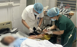 Nằm liệt giường, lóc da, gãy hở xương sau cú tấn công của chó nhà nuôi