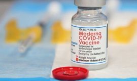 H&#227;ng dược Moderna thử nghiệm l&#226;m s&#224;ng vaccine chống biến thể Omicron