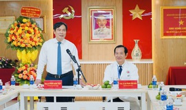 Ph&#243; Trưởng Ban Tuy&#234;n gi&#225;o Trung ương Phan Xu&#226;n Thủy thăm, ch&#250;c mừng c&#225;c bệnh viện ở TPHCM nh&#226;n Ng&#224;y Thầy thuốc Việt Nam