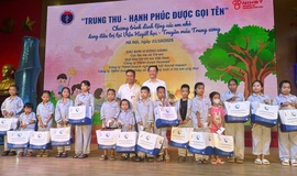 Thứ trưởng Bộ Y tế Nguyễn Tri Thức thăm, động vi&#234;n v&#224; tặng qu&#224; bệnh nhi dịp Tết Trung thu