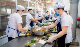Bộ Y tế: Người đứng đầu cơ sở tổ chức bếp ăn tập thể chịu tr&#225;ch nhiệm về an to&#224;n thực phẩm
