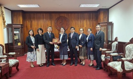 
Thứ trưởng Trần Văn Thuấn trao đổi về t&#236;nh h&#236;nh hợp t&#225;c y tế với Thứ trưởng Bộ Y tế L&#224;o