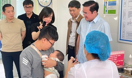 Bộ Y tế kiểm tra tiến độ chiến dịch ti&#234;m vaccine ph&#242;ng sởi tại H&#224; Nội