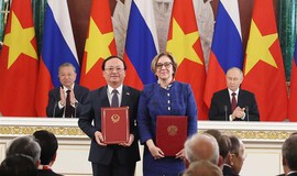 Tổng B&#237; thư T&#244; L&#226;m v&#224; Tổng thống V. Putin chứng kiến Lễ trao c&#225;c văn kiện hợp t&#225;c