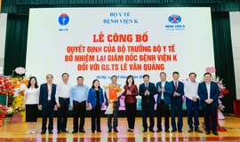 Bộ trưởng Đ&#224;o Hồng Lan trao quyết định bổ nhiệm lại Gi&#225;m đốc Bệnh viện K đối với GS.TS L&#234; Văn Quảng