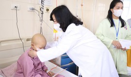 Bộ trưởng Đ&#224;o Hồng Lan thăm, tặng qu&#224; bệnh nh&#226;n tại Bệnh viện K nh&#226;n dịp Quốc tế Thiếu nhi